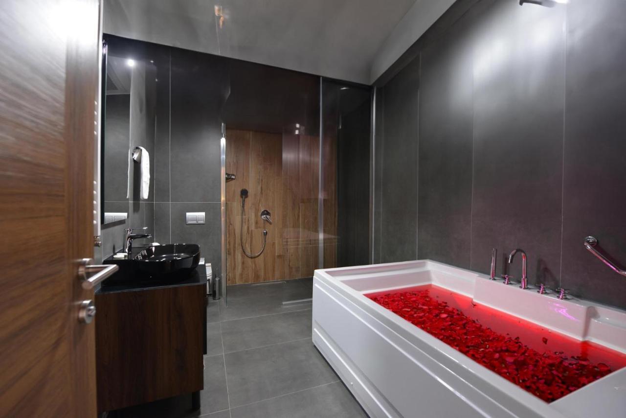 Istport Garden Hotels Arnavutkoy Экстерьер фото A bathroom with a shower and a bathtub