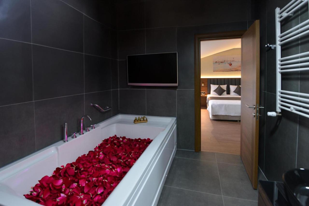 Istport Garden Hotels Arnavutkoy Экстерьер фото A bathroom with a television